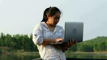 femmina ambientalista utilizzando il computer portatile computer per disco naturale acqua contaminazione controlli. biologo analizzando acqua test risultati utilizzando tecnologia applicazione su il computer portatile. acqua e ecologia concetto video