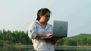 femelle écologiste en utilisant portable ordinateur à record Naturel l'eau contamination chèques. biologiste en cours d'analyse l'eau tester résultats en utilisant La technologie application sur portable. l'eau et écologie concept video