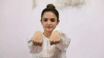 vidéo de un Indien femelle performant poignet mouvement exercice video