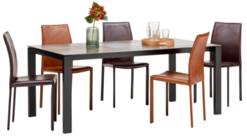 dining tafel is omringd door stoelen. Daar is een vaas van bloemen, een glas van water geïsoleerd png