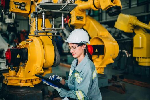 robótico ingeniero conducta regular mantenimiento por inspeccionando, pruebas, y corriendo software prueba a garantizar robot permanecer en estándar condición.grabación, informes dañado, incompleto artículos a supervisor foto