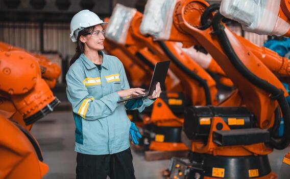 robótico ingeniero conducta regular mantenimiento por inspeccionando, pruebas, y corriendo software prueba a garantizar robot permanecer en estándar condición.grabación, informes dañado, incompleto artículos a supervisor foto