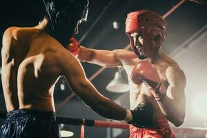 Boxer utilizar varios puñetazo combinaciones, incluso el pinchazo, gancho, uppercut, cruz, balancearse, derecho. consiguiendo en cerca a hacer adversario en cuerdas y knockear. boxeo campeones ganar el redondo en boxeo anillo foto