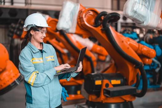 robótico ingeniero conducta regular mantenimiento por inspeccionando, pruebas, y corriendo software prueba a garantizar robot permanecer en estándar condición.grabación, informes dañado, incompleto artículos a supervisor foto