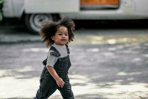 niñito aprender y crecer cada día con Guia y apoyo de padres como ella práctica avaro objetos y desarrollando caminando, corriendo habilidades. padres tomar cuidado de físico, emocional necesidades de niño. foto