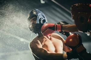 Boxer utilizar varios puñetazo combinaciones, incluso el pinchazo, gancho, uppercut, cruz, balancearse, derecho. consiguiendo en cerca a hacer adversario en cuerdas y knockear. boxeo campeones ganar el redondo en boxeo anillo foto