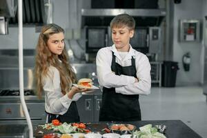 adolescentes aprender desde experto cocineros a culinario colegio a preparar ingredientes y crear un variedad de sabroso comidas. un práctico actividad conectado su Sentidos de gusto y oler es haciendo hamburguesas foto