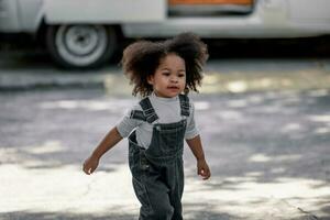 niñito aprender y crecer cada día con Guia y apoyo de padres como ella práctica avaro objetos y desarrollando caminando, corriendo habilidades. padres tomar cuidado de físico, emocional necesidades de niño. foto