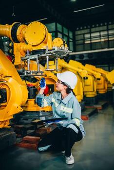 robótico ingeniero conducta regular mantenimiento por inspeccionando, pruebas, y corriendo software prueba a garantizar robot permanecer en estándar condición.grabación, informes dañado, incompleto artículos a supervisor foto