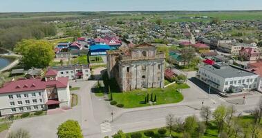 circulaire vlucht en antenne visie Aan met uitzicht verlaten geruïneerd kerk in provinciaal stad- video