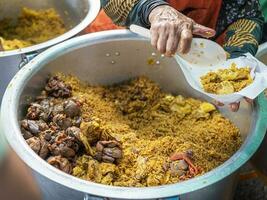 pollo en amarillo arroz en maceta para rebaja a local Mañana mercado en tailandia famoso musulmán menú en sur de tailandia comida mercado a festival foto