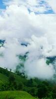 las nubes del paisaje se movieron rápidamente sobre el lapso de tiempo de las montañas video