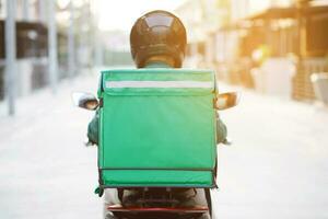 green shirt rider Ready for fast food delivery with online applications photo