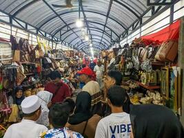 blitar, Indonesia - abril, 2023 - el ver de un callejón dónde muchos vendedores vender local artesanías y ropa a visitantes foto