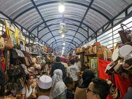 blitar, Indonesia - abril, 2023 - el ver de un callejón dónde muchos vendedores vender local artesanías y ropa a visitantes foto