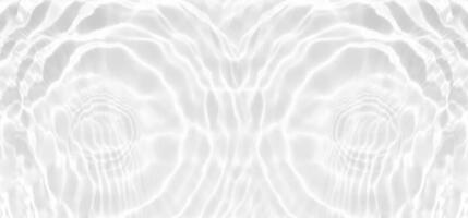 blanco agua con ondas en el superficie. desenfocar borroso transparente blanco de colores claro calma agua superficie textura con salpicaduras y burbujas agua olas con brillante modelo textura antecedentes. foto