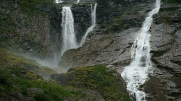 escénico noruego cascadas que cae dentro el Valle video