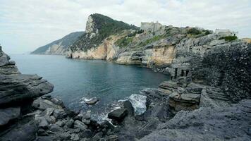 klippig hav Strand i de porto vener, italiensk rivieran, Italien. video