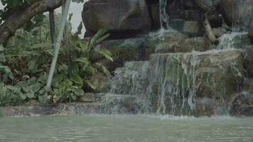 Wasser fließend im das Felsen video