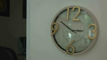 horloge sur le mur video