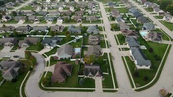 Visualizza al di sopra di più vecchio bene mantenuto Residenziale Quartiere nel midwest città. montagne e foresta visto nel il orizzonte con leggero nuvole nel il cielo. albero foderato strade. video