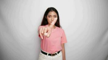hermosa asiático mujer vistiendo rosado camisa con mano gesto actitud rechazo o prohibición con Copiar espacio en estudio con blanco antecedentes video