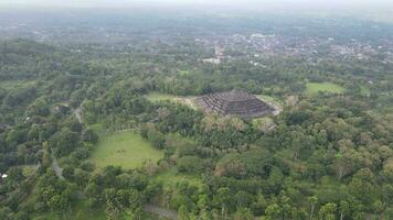 4k aereo Visualizza di Borobudur tempio nel Giava, Indonesia. largo sparare con foresta Visualizza. video