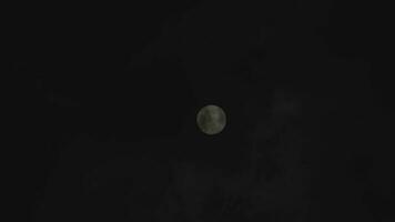 Luna y Siniestro nubes en el oscuro cielo imágenes. video