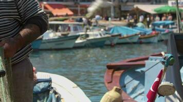 pêcheur raccommodage le sien filets dans une pêche ville images. video