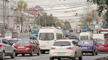 carro tráfego dentro central rua do tula, Rússia - setembro 23, 2021 video