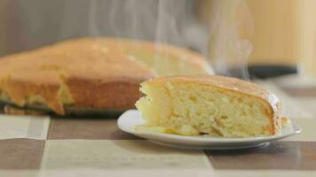 Dampf steigend von Scheibe von frisch gebacken inländisch Kuchen video