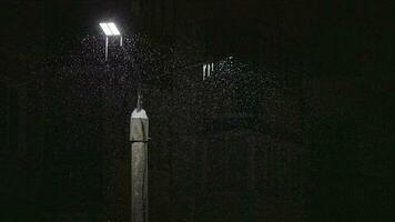 led lampa posta på natt häftig snöstorm närbild video