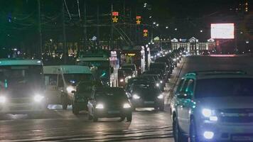 noche coche tráfico en central calles en tula, Rusia - octubre 18, 2021 video