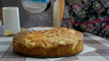 vrouw sprenkeling huiselijk appel taart met gepoederd suiker video