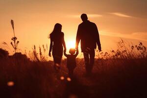 silueta de contento familia caminando en el prado a puesta de sol. ai generativo foto