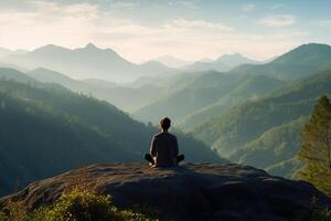 un persona meditando en parte superior de un colina, con vista a un vasto paisaje de montañas y bosque. ai generativo foto