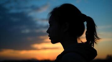 lado vista, silueta de el rostro, un persona, bajo ángulo, borroso Fresco amanecer cielo. ai generativo foto