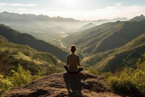 un persona meditando en parte superior de un colina, con vista a un vasto paisaje de montañas y bosque. ai generativo foto