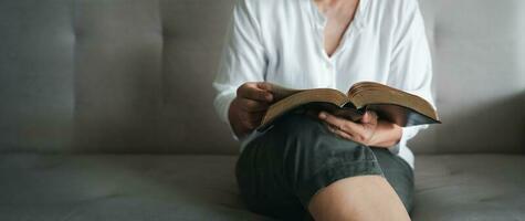 mujer manos Orando a Dios con Biblia. mendicidad para perdón y creer en bondad. cristiano vida crisis oración a dios. orar para Dios bendición a deseando tener un mejor vida. bandera con copyspace foto