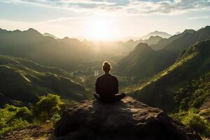 un persona meditando en parte superior de un colina, con vista a un vasto paisaje de montañas y bosque. ai generativo foto