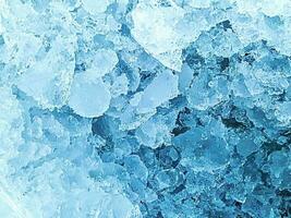 hielo cubitos fondo, hielo cubo textura, hielo fondo de pantalla eso hace yo sensación Fresco y sensación bien. en el verano, hielo y frío bebidas será hacer nosotros sensación relajado, hecho para bebida o refresco negocio. foto