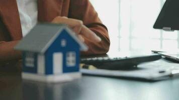 L'agent immobilier a parlé des termes du contrat d'achat de maison et a demandé au client de signer les documents pour conclure le contrat légalement, les ventes de maisons et le concept d'assurance habitation. video