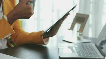 granska koncept, administratör företag man finansiell inspektör och sekreterare framställning Rapportera beräknande balans. inre inkomst service kontroll dokumentera. video