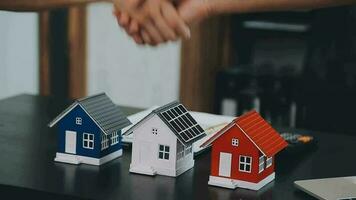 mujer mujer manos sosteniendo casa modelo, pequeña casa de juguete blanca en miniatura. sueño de seguro de propiedad hipotecaria mudanza de casa y concepto de bienes raíces video