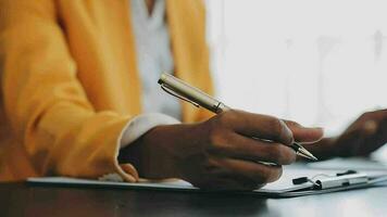 close-up mulher de negócios usando calculadora e laptop para fazer finanças matemáticas na mesa de madeira, impostos, contabilidade, estatística e conceito de pesquisa analítica video