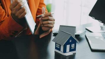 mujer mujer manos sosteniendo casa modelo, pequeña casa de juguete blanca en miniatura. sueño de seguro de propiedad hipotecaria mudanza de casa y concepto de bienes raíces video