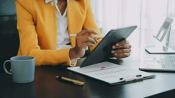 close-up mulher de negócios usando calculadora e laptop para fazer finanças matemáticas na mesa de madeira, impostos, contabilidade, estatística e conceito de pesquisa analítica video