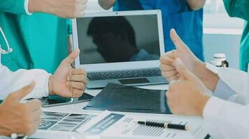 medico, incontro e il computer portatile per squadra nel ufficio nel discussione, di brainstorming e pianificazione. medico, infermiera e computer su scrivania mostrare diversità nel collaborazione, lavoro di squadra o laboratorio per dati analitica video