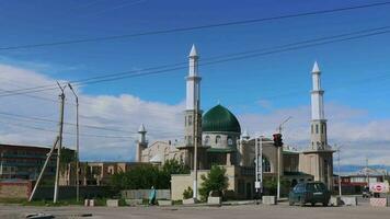 ruas do a pequeno Cidade do caracol dentro Quirguistão video