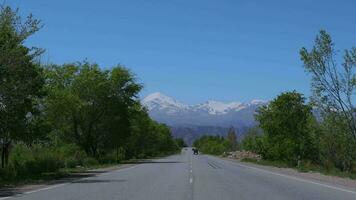 el la carretera entre el montaña paisajes de Kirguistán video